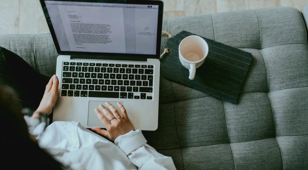 طالب يكتب خاتم بحث